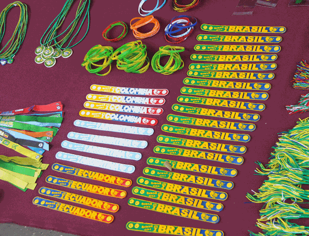 Latinos disputam espaço com hippies na Paulista para mostrar arte na Copa Notícias UOL Copa Adesivo Emoji Personalizado ~ Latinos disputam espaço com hippies na Paulista para mostrar arte na Copa Notícias UOL Copa