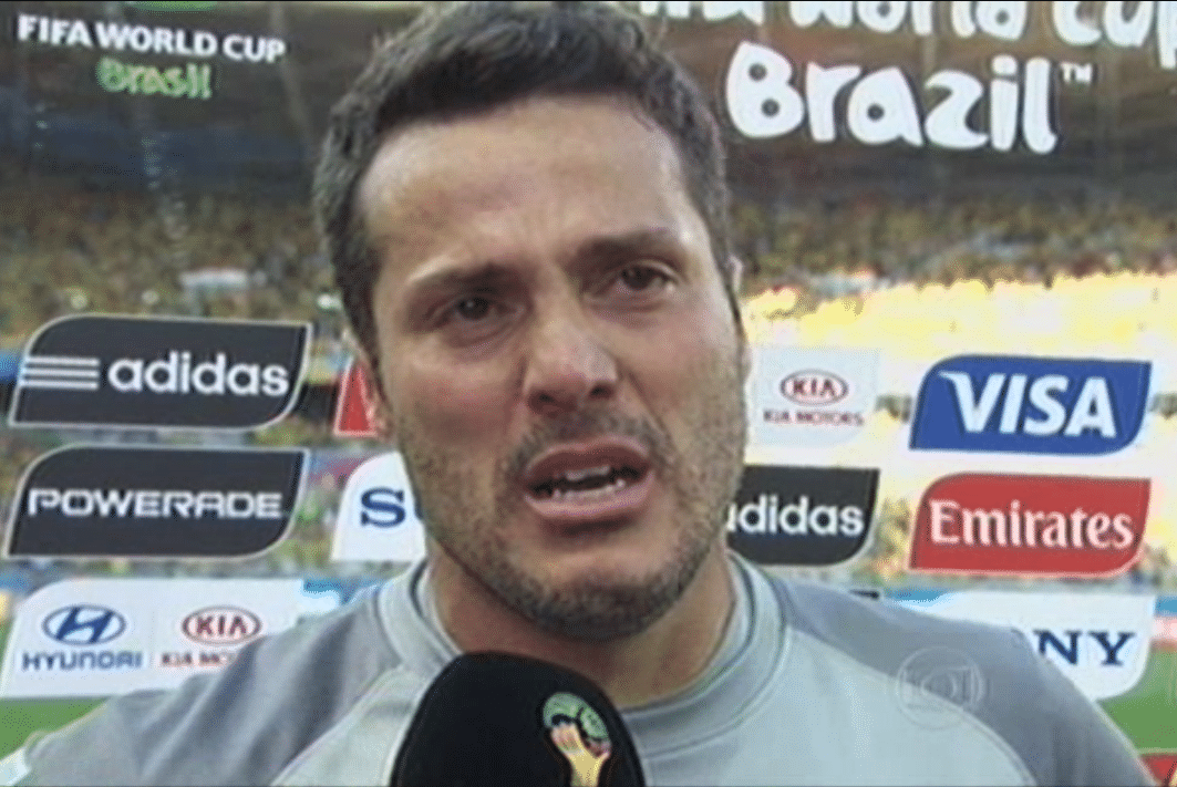 julio-cesar-chora-ao-dar-entrevista-para-a-globo-apos-a-vitoria-do-brasil-sobre-o-chile-nos-penaltis-1403983193573_1063x711.png