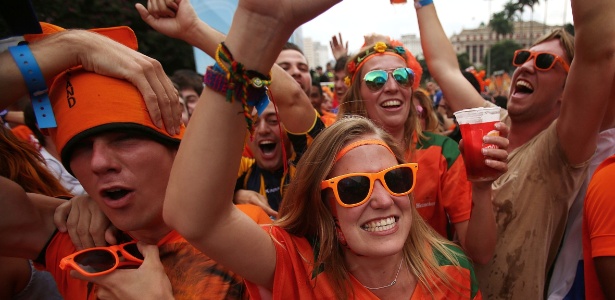 Torcedores da Holanda se espremem para celebrar vitória sobre o México e classificação às quartas de final, na Fan Fest de São Paulo