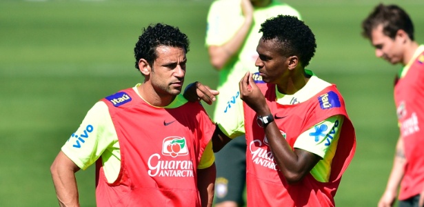 Jô gesticula com Fred durante treinamento da seleção brasileira na Granja Comary, em Teresópolis