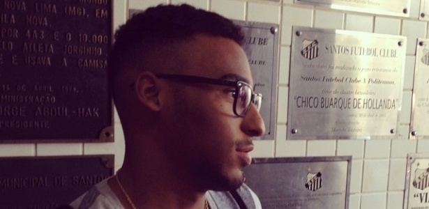 Josué, hijo de Pelé, seguido de la formación de Costa Rica desde las gradas de Belmiro