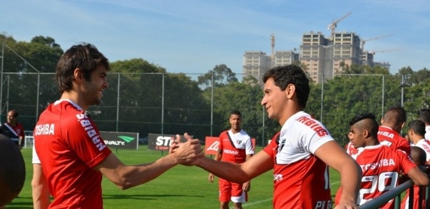 Kaká cumprimenta Paulo Henrique Ganso no CT do São Paulo