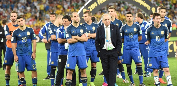 Jogadores argentinos e o técnico Alejandro Sabella assistem à festa da Alemanha campeã