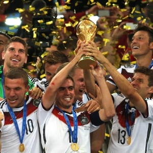 capitao-philip-lahm-levanta-a-taca-da-co