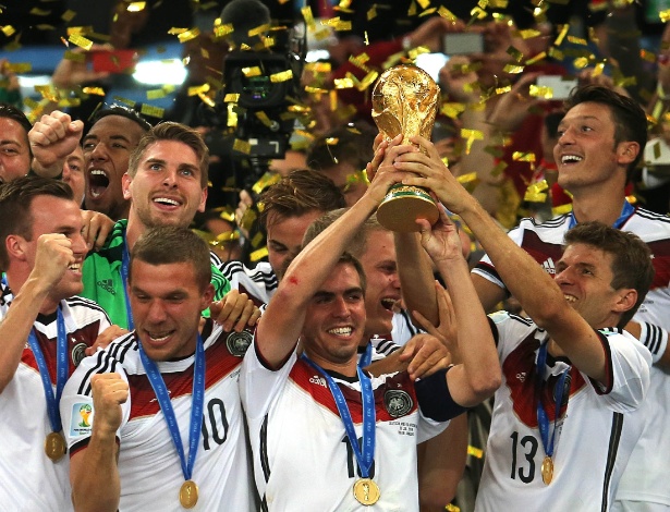 Capit&atilde;o Philip Lahm levanta a ta&ccedil;a da Copa do Mundo ap&oacute;s vit&oacute;ria da Alemanha sobre a Argentina