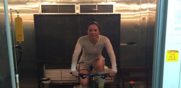 Ultramaratonista Carla Goulart treina em sauna para encarar corrida no deserto