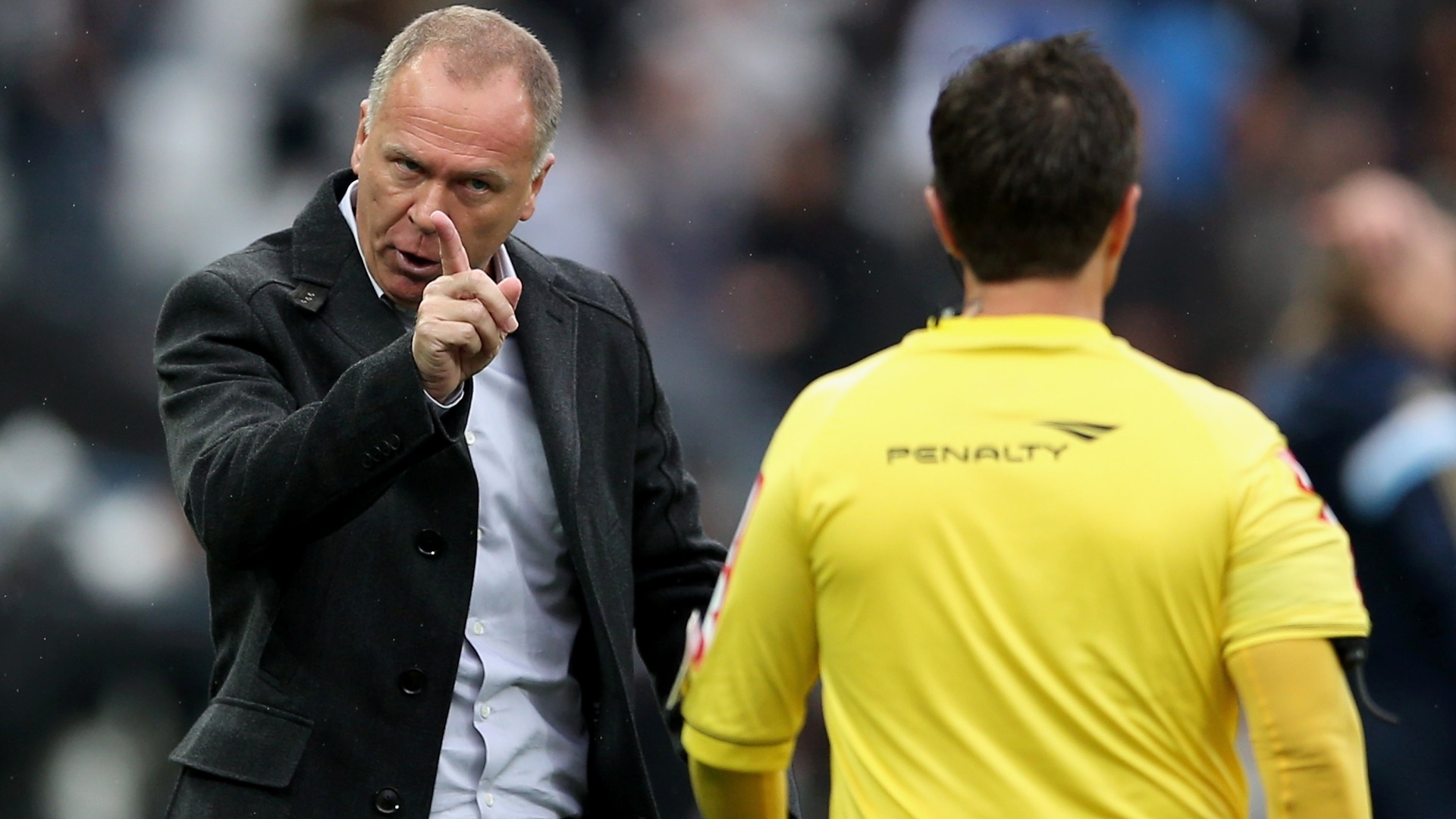 Corinthians tenta esquecer juiz para voltar a jogar futebol e bater Flu