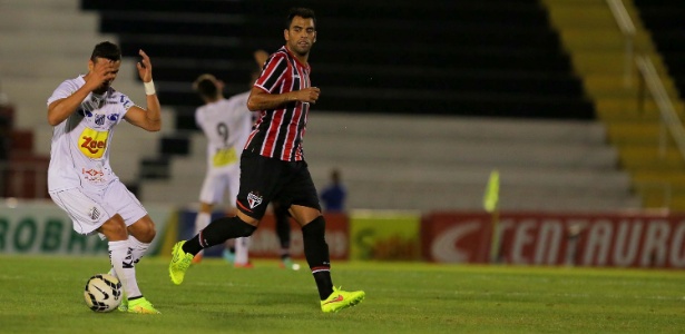 Maicon atento na marcação de jogadores do Bragantino em jogo do São Paulo pela Copa do Brasil