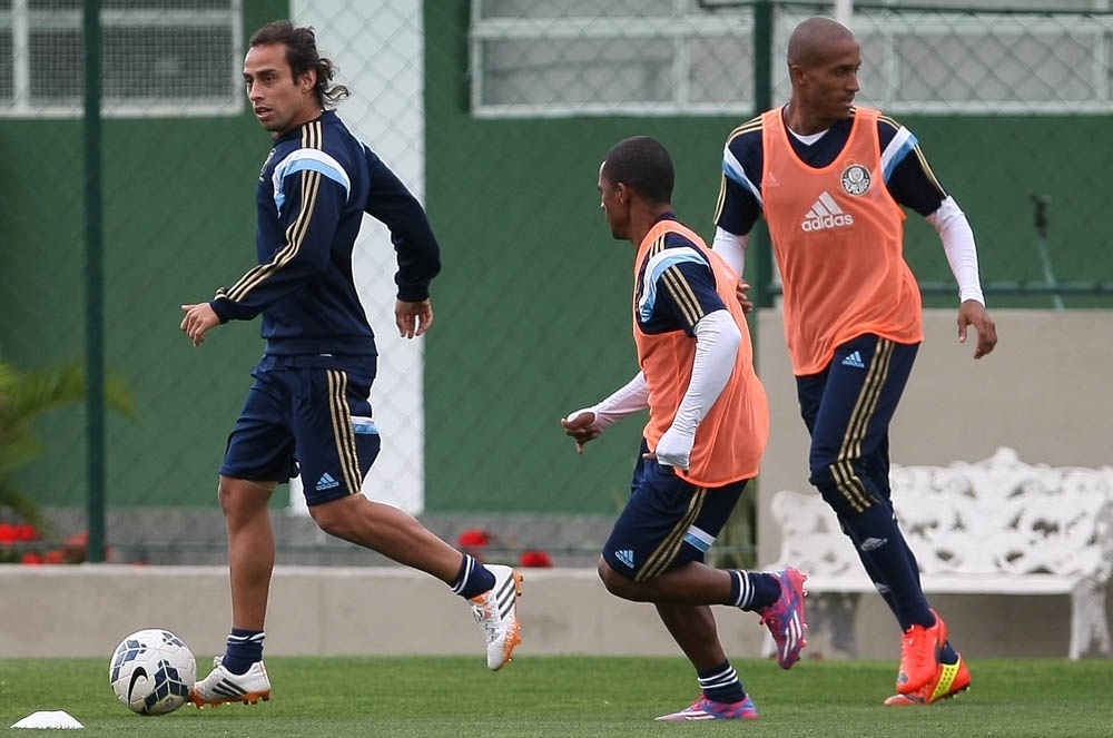 EXCLUSIVO: Perto da estreia em 2015, Valdivia treina bem e dá assistência - Por Raony Coronado