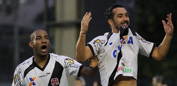 16.ago.2014 - Douglas comemora com Rodrigo após marcar o segundo do Vasco contra o Ceará