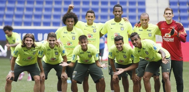 Neymar e seus companheiros posam em foto bem humorada no treino