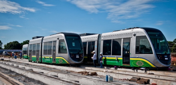 VLT de Cuiabá: trens perecem ao relento e seguem sem prazo para começar a rodar.