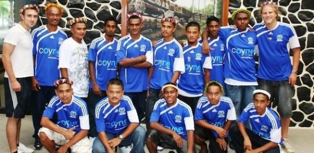 tecnicos-ingleses-com-a-selecao-de-pohnpei-da-micronesia-1413229704539_615x300.jpg