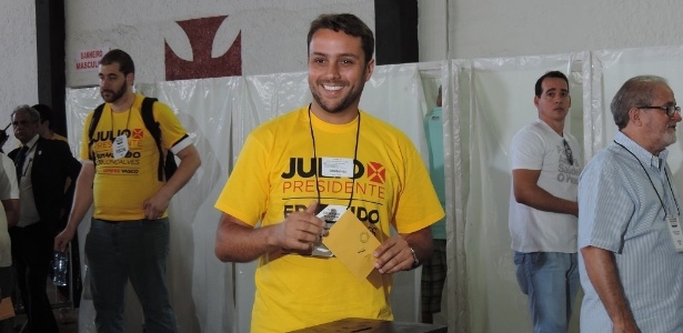 Candidato Julio Brant sorri antes de depositar seu voto na urna; líder da 'Sempre Vasco' foi ironizado por Eurico Miranda