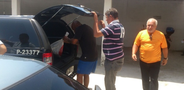 19.nov.2014 - Preso no Litoral paulista, ex-jogador Edinho é levado para fazer exame de corpo de delito