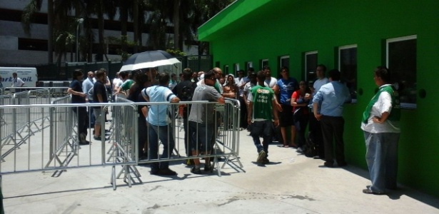 Retirada de cartões de sócios do Palmeiras é tranquila e com fila pequena