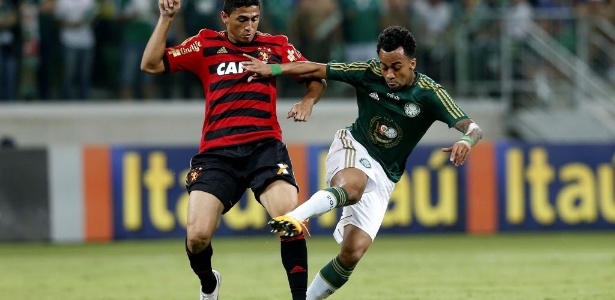 Wesley encara a marcação do Sport no jogo do Palmeiras na Arena Palestra