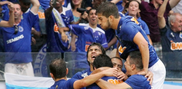 Cruzeiro comemora gol de Ricardo Goulart 