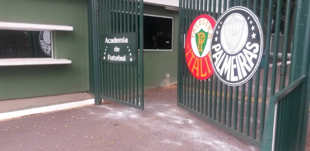 Chorando, uniformizado vai ao CT do Palmeiras e joga sal grosso