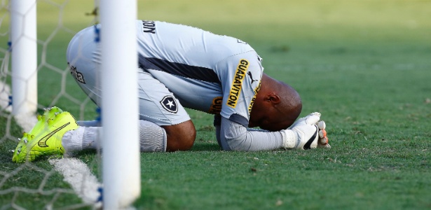 Jefferson sentiu uma lesão no braço direito no início do segundo tempo e foi substituído