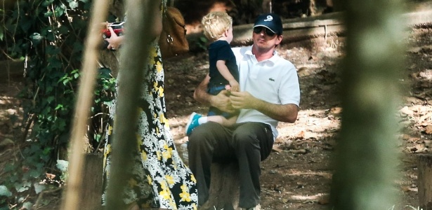 Ceni é visto pela primeira vez com o filho Henrique e a mãe da criança em uma praça