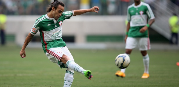 De férias, Valdivia é monitorado por médicos do Palmeiras para curar lesão