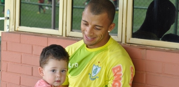 Zagueiro assina 