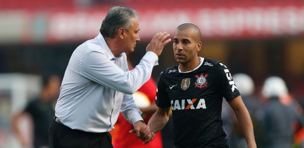 Sheik celebra volta ao Corinthians, mas diretoria diz que nada foi definido