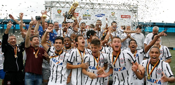 garotos-do-corinthians-celebram-titulo-d