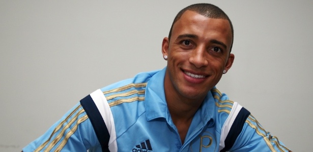 Palmeiras oficializa chegada de zagueiro, que já fala em conquistar título 