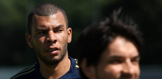 Volante pede calma a torcida do Palmeiras e defende vilão da derrota 