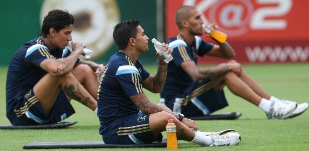 Valdivia corre, e Alan Patrick já faz treino físico no Palmeiras