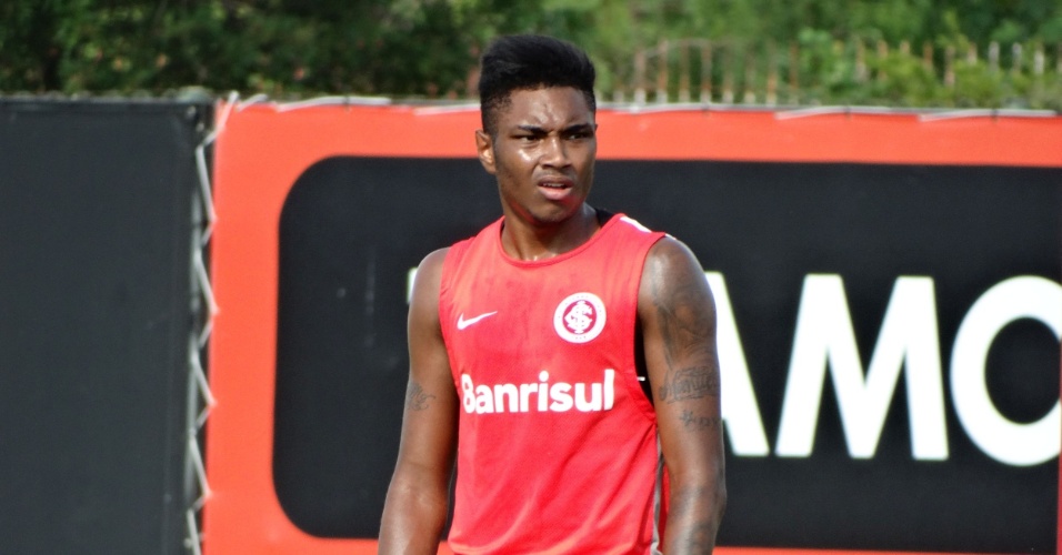 Vitinho deixa o treino mais cedo após sentir dores no tornozelo 