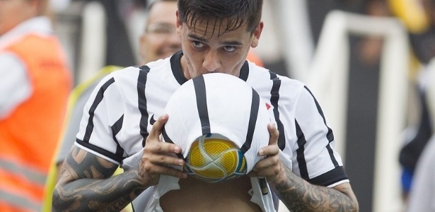 Gripado, Fagner vira problema no Corinthians. Sheik volta a treinar