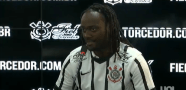 Vagner Love chega ao Corinthians dizendo que Palmeiras é 