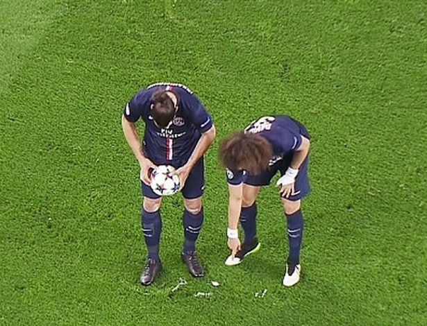 David Luiz apaga spray no gramado e improvisa nova marcação para cobrança de falta de Ibrahimovic