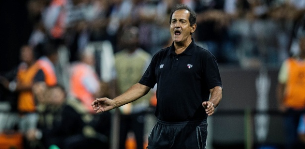 Muricy Ramalho, técnico do São Paulo, orienta sua equipe no clássico contra o Corinthians, no Itaquerão