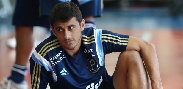 Robinho aproveita pressão em astros para comer pelas beiradas no Palmeiras