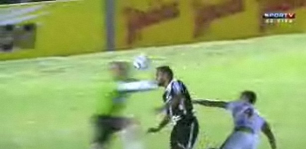 Fabio Santos é atingido por soco no rosto