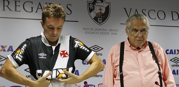 Marcelo Sadio/Vasco Recebido pelo presidente Eurico Miranda, Dagoberto chega ao Vasco sob expectativas