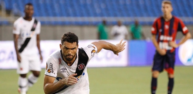 Marcelo Sadio/ site oficial do Vasco O atacante Gilberto comemora o gol marcado na vitória do Vasco sobre o Bonsucesso