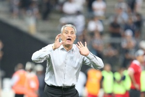 Corinthians sofre 50% dos gols em bolas aéreas. Tite não vê culpados