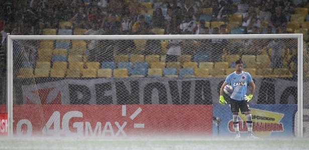 Torcida do Vasco entoou gritos de protesto contra o Maracanã após dilúvio no clássico
