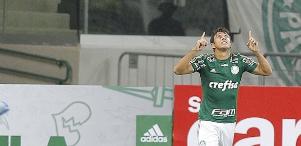 Robinho faz golaço de cobertura do meio-campo e abre o placar no Choque-Rei