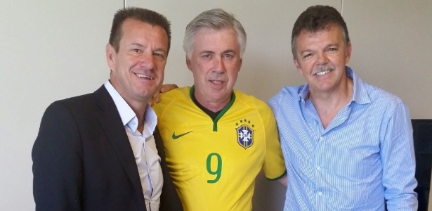 Ancelotti posa com camisa da seleção brasileira