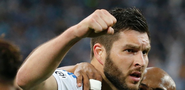 Gignac comemora gol pelo Olympique contra o PSG. Ele fez dois, mas não foi suficiente