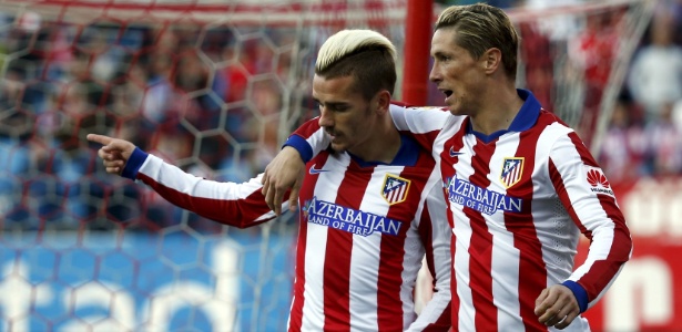Ao lado de Fernando Torres, Griezmann comemora gol do Atlético de Madri sobre a Real Sociedad