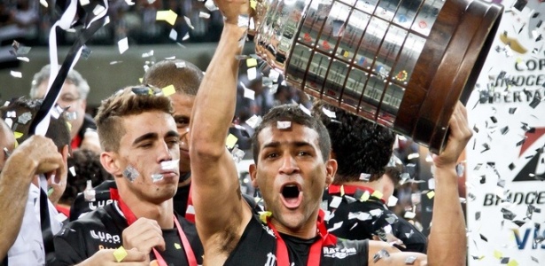 Pierre ergue a Taça Libertadores conquistada pelo Atlético-MG em 2013