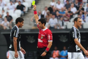 Após polêmicas, metade dos jogos dos Estaduais Rio-SP tem erros de árbitros