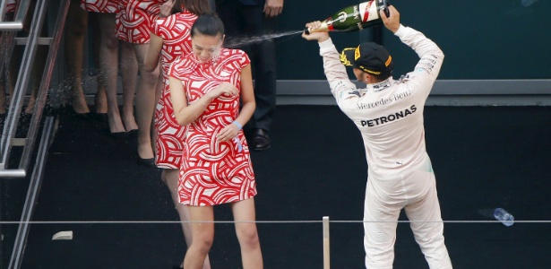 Hamilton joga champanhe no rosto de uma das mulheres presentes na premiação no GP da China